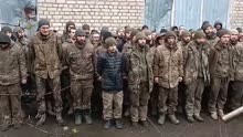 瓦格纳释放乌军战俘现场：数十名战俘列队前行 临走互送祝福