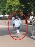 男子戴假发混进女厕所偷拍，被发现后疯狂逃窜，半路扔裙子和上衣-资讯-搜索最新资讯-爱奇艺