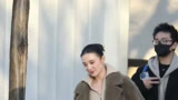 路透：宋佳到达央视春晚彩排现场 墨镜一戴气场全开姐感拉满