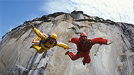 外国人玩命挑战低空跳伞