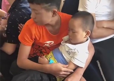 14岁小哥哥抱弟弟搭火车
