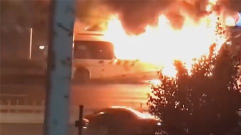 北京东二环机场巴士起火