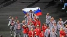 好兄弟！白俄高举俄罗斯国旗参加残奥会开幕式