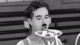 摩登时代（片段）卓别林用自动喂食机，吃饭不需要双手!