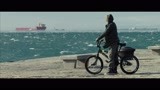 男孩骑着他的小轮自行车在海边兜风