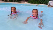 小萝莉们在水上乐园开心的游泳