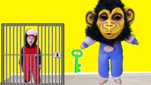 萌宝日常！小萝莉救了一只小猴子，可妮可怎么被关起来了？