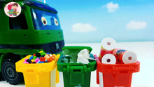 清洁车清理垃圾环保车搬运垃圾，大箱车搬运好多辆小汽车儿童玩具