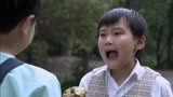 两个孩子为了一个苹果大打出手，实力不够就骂人！