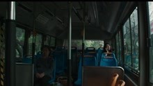 美女坐公交车孤身前往学校，旁边这老太太有点渗人！