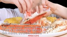 韩国小姐姐吃“帝王蟹腿”吃得真过瘾
