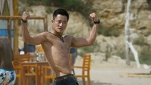 战狼2：硬汉吴京沙滩上大秀肌肉，引得美女频频尖叫