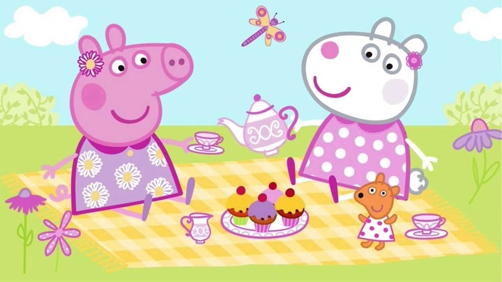 小猪佩奇和小羊苏西穿着花裙子在野外喝茶吃糕点
