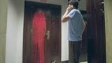 还是夫妻：小伙一回家发现家门被泼油漆，实在是吓人！