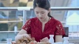 蓝色生死恋，新兴职业剥蟹师赵露思成功胜任，十块钱一只你吃吗