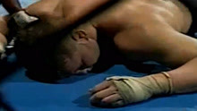 拳王刘易斯把对手打得皮青脸肿，最后裁判不忍心终止了比赛！