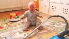 2岁娃在客厅边哭边打扫，结果下一秒爸妈都笑喷了，看完不许笑！