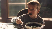 小男孩无法进食，食物进入肚子后，父母发现他的脸开始变形