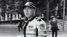 西安一22岁辅警执勤中被撞殉职 同事、群众自发前来悼念
