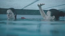 影视：美女去水底捡钻戒，却不知游泳池关上了盖子，被困在池子里