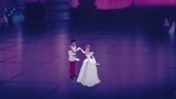 仙履奇缘：灰姑娘来到宫殿，王子一眼就看到了她，立刻邀请她跳舞
