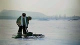 粘豆包：80年代的农村真好，白雪皑皑，砸开冰河中就能捕鱼！