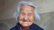 买了一些营养品，回老家看望93岁的奶奶，老人家可高兴了