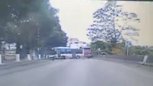 公交车甩尾撞上大货车