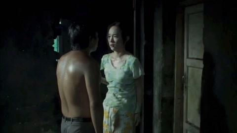 迷城 霍思燕躲雨借烟被混混欺负,这段看的让人咬牙切齿!