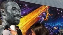栩栩如生！洛杉矶街头出现艺术家为科比制作壁画