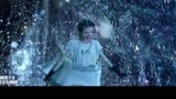 胡桃夹子：女孩跟着雪仙子们跳舞，真的是很开心了