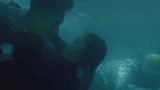 玩世英雄：这是在秀恩爱吗？在水里黄轩用人工呼吸把人救活了！