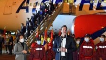 最高礼遇迎接！塞尔维亚总统亲迎中国援助医疗队 还亲吻五星红旗