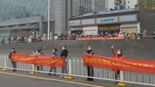 “我们会想你们的！”又一批上海医疗队员回沪 武汉市民夹道欢送