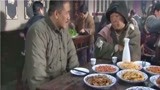 闯关东：朱开山请10多个流浪汉吃火锅，满桌的新鲜羊肉和蔬菜！