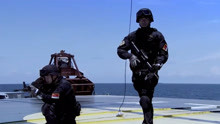 舰在亚丁湾：中国海军护航，保护船队安全，真是太帅了