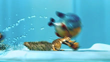 冰川时代2：小松鼠发怒暴打食人鱼，这画面也太搞笑了！