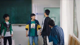 《棋魂》时光看见吴迪蹲在地上 旁边站着几个高年级的同学