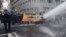 德国爆发反疫情封锁示威，警方出动水炮车驱散抗议者