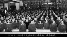 1955年，将帅们接受毛主席授勋，并身穿新军装参加国庆阅兵