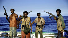索马里海盗劫持中国渔船，船员见他们没穿鞋子，用妙计击退海盗