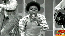 迈克杰克逊极具音乐天赋，五岁就登台演出，少年时就红透半边天