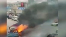 面包车自燃引燃附近车辆，男子浑身着火地上打滚