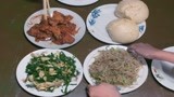 青谷子：小哥俩头回下馆子，吃的狼吞虎咽，馒头配锅包肉太香了