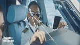 中国机长：飞机挡风玻璃破裂，副机长挂在窗外，惊心动魄
