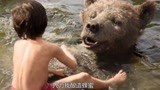 奇幻森林：谁家的熊孩子，竟敢坐在狗熊肚子上游泳，真是死不怕