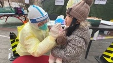 北京丰台第二轮全员核酸筛查 小朋友抱着玲娜贝儿全程镇静