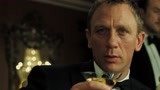 007：我邦德上桌赌牌，被人下药了都不知道，只怪美女太好看