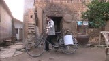 穷孩子富孩子：农村姑娘真聪明，用自行车运水，这样轻松多了！