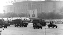 1984年国庆阅兵，中国洲际核导弹首次亮相，太震撼了！